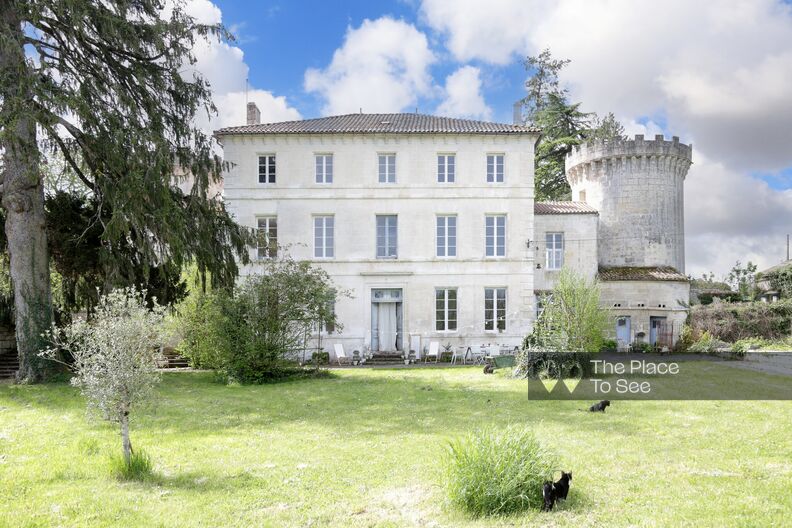 Château médiéval atypique intérieur épuré proche Angoulême