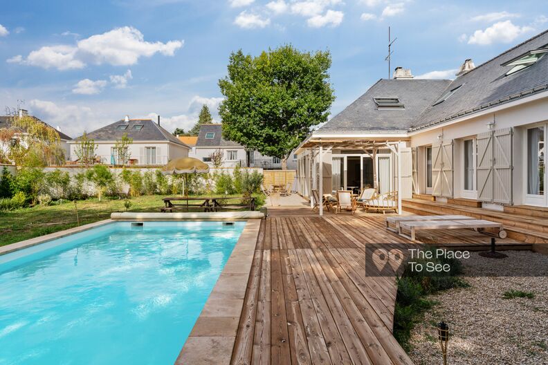 Family house with beautifully decorated garden and swimming pool