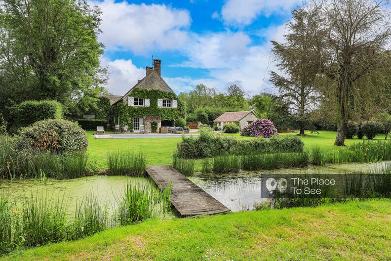 Country house with swimming pool and tennis court