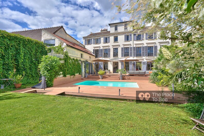1700 residence renovated and tastefully decorated