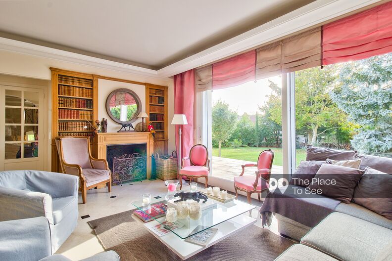 Maison familiale avec jardin et piscine située dans les Hauts de Seine