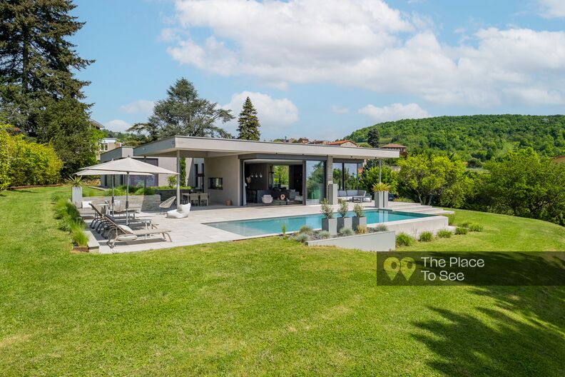 Modern house with infinity pool near Lyon