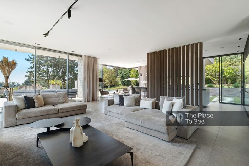 Modern house with infinity pool near Lyon