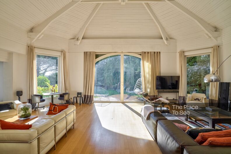 80's house with cathedral living room and swimming pool