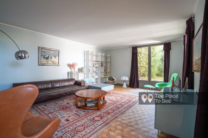 Elegant and colorful bourgeois family house