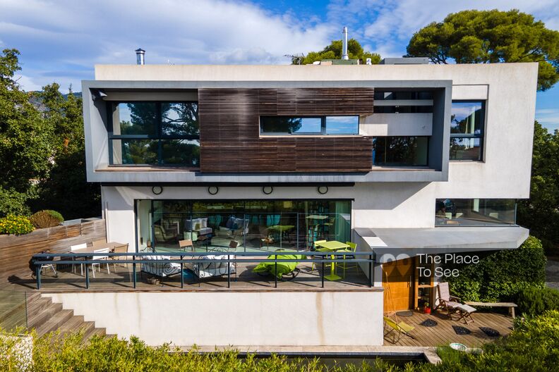 Grande maison contemporaine avec piscine naturelle et vue mer