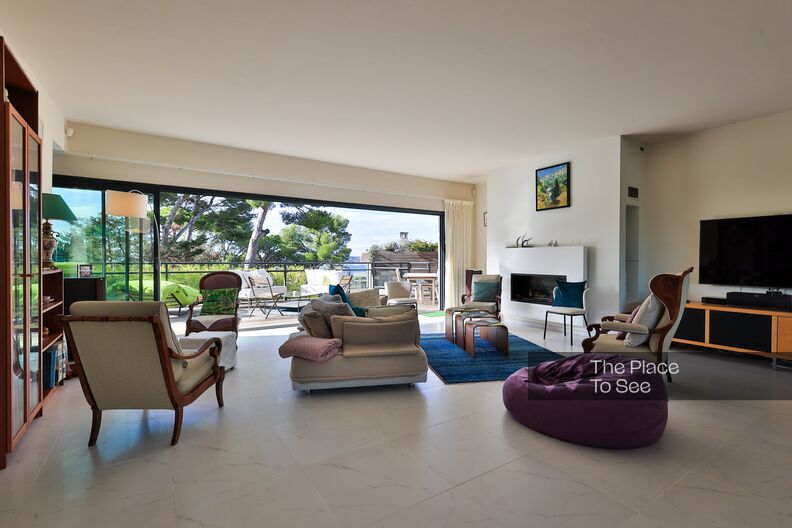 Large contemporary house with natural swimming pool and sea view