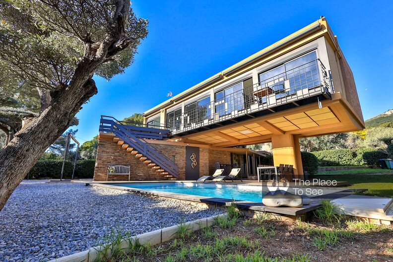 Villa d'architecte moderniste des années 60 sur pilotis avec piscine