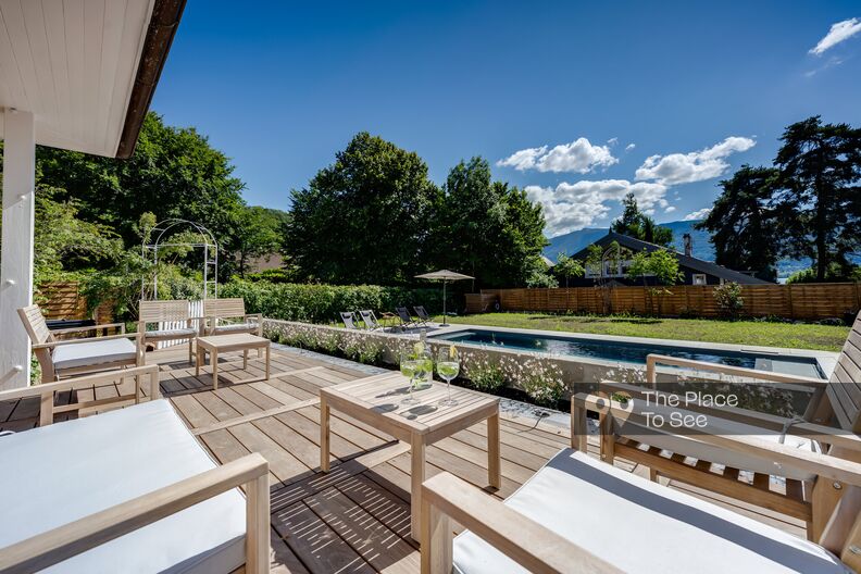 Contemporary house with refined decoration with swimming pool and lake view