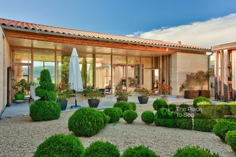 Exceptional villa with view of the olive trees and its swimming pool