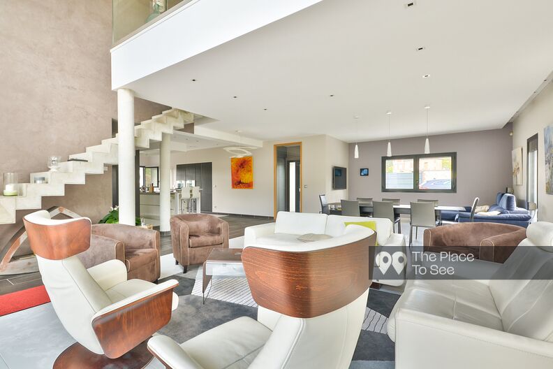 Maison d'architecte cubique avec piscine intérieure
