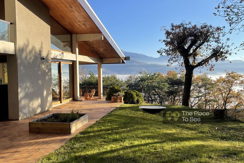 Maison d'architecte seventies entourée de forêt 
