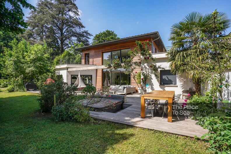 Modern and bright house in red and white tones
