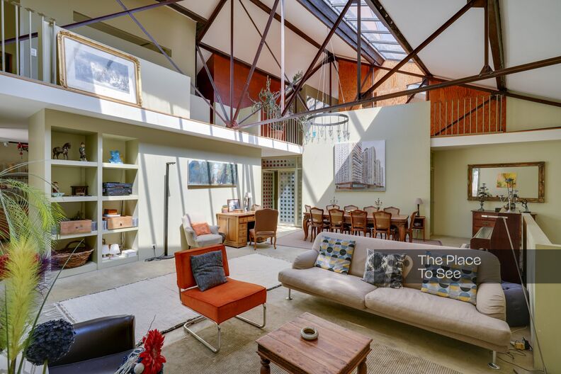 Atypical house with high ceilings and metal beams