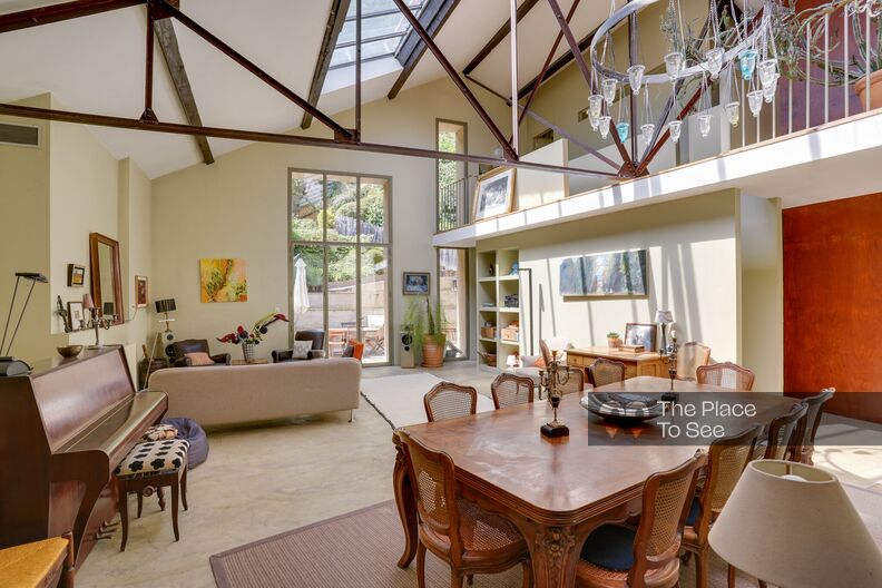 Atypical house with high ceilings and metal beams