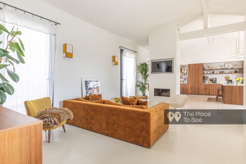 Duplex apartment with views of the park and the roofs of Paris