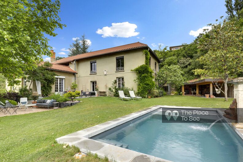 Large house with garden and swimming pool on the heights of Lyon