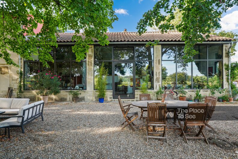 Maison verrière dans un écrin de verdure
