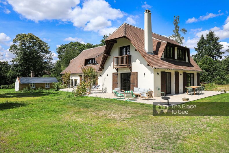 Contemporary and warm renovated country house