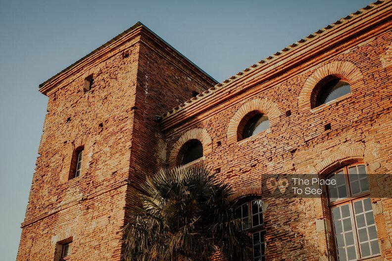 Château toscan en briques rouges près de Toulouse
