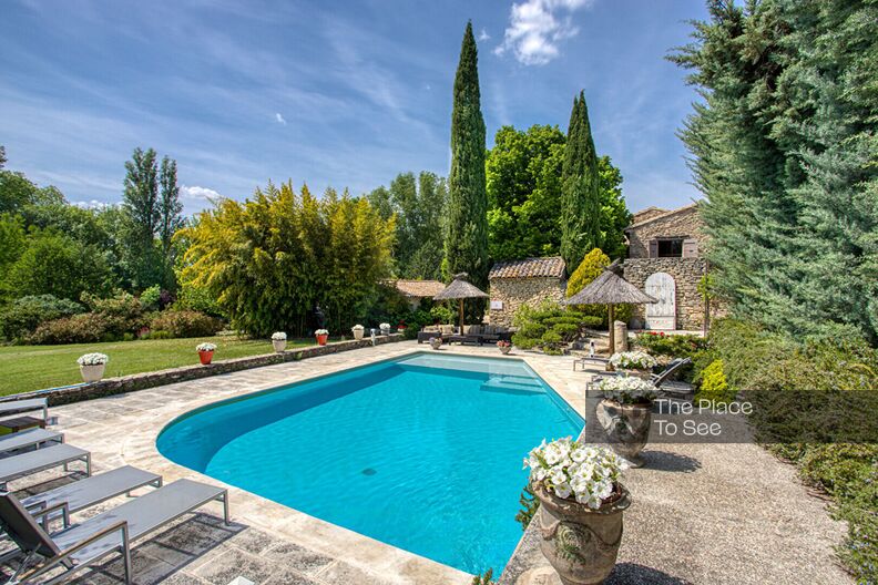 Mas en pierre avec jardin luxuriant