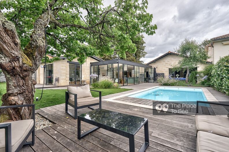 Bordeaux loft-style residence with swimming pool