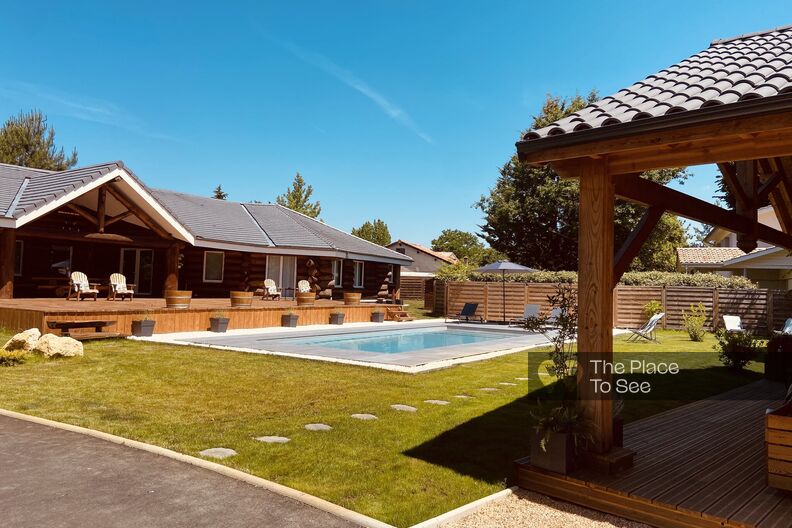 Canadian chalet with large terrace and swimming pool