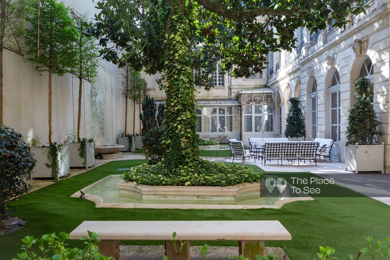 Très bel hôtel particulier classique décoré avec goût et jardin intérieur