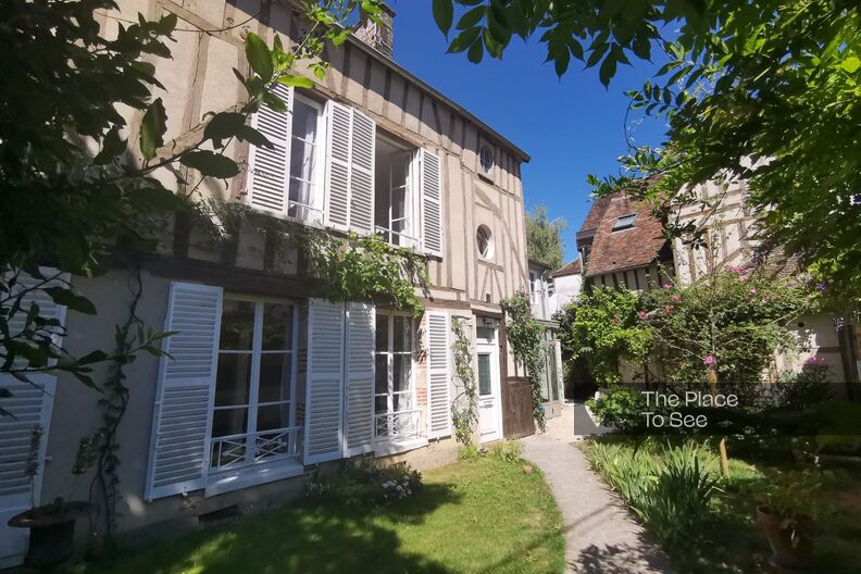 Maison à colombages et son jardin fleuri