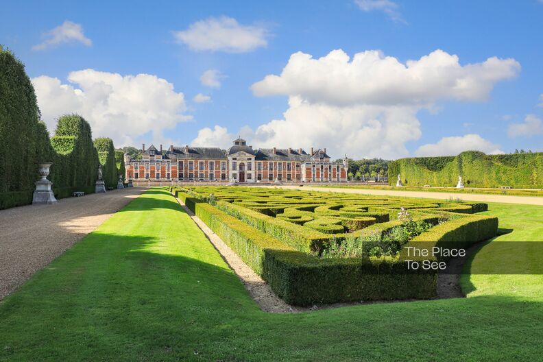 Incredible 17th century castle with gardens and fountains