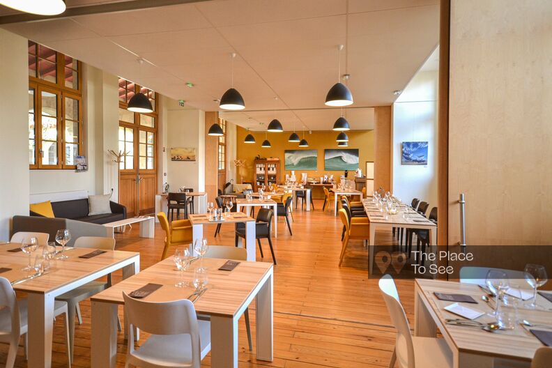 Modern and cosy restaurant room