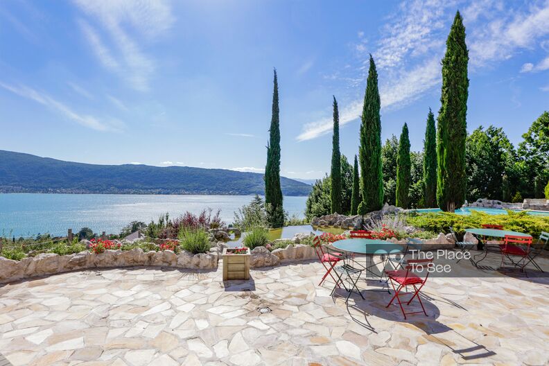 House with view of Lake Annecy and the mountain