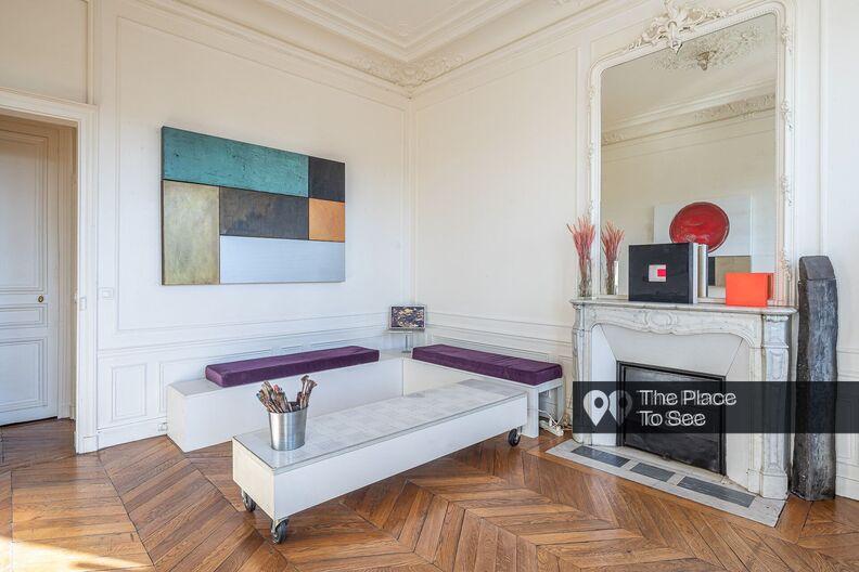 Classic apartment with view of the Seine