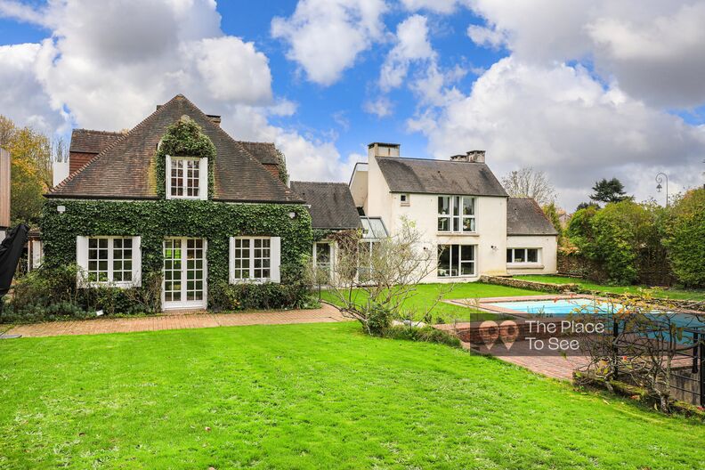 Country house with swimming pool near Paris
