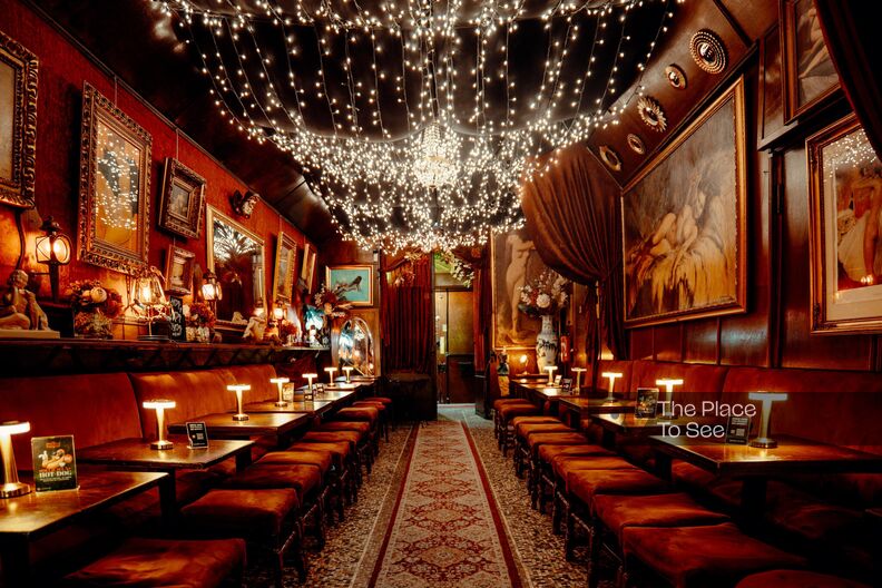 Cabaret with a baroque atmosphere