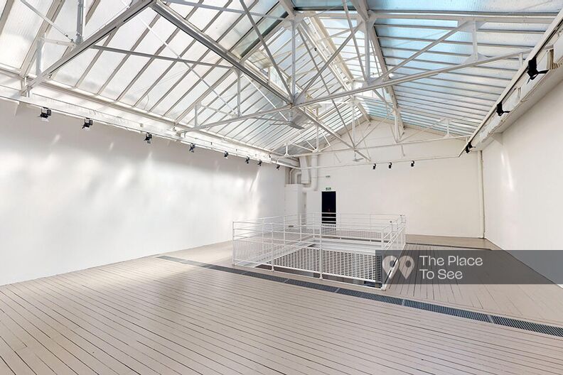 Gallery under a beautiful Eiffel glass roof