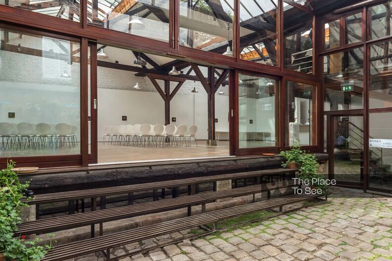 Large all-glass art gallery