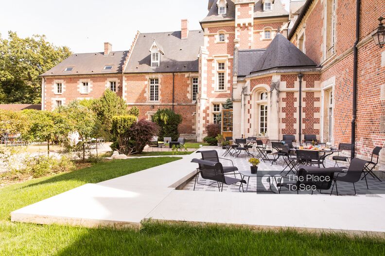 Castle with reception areas and beautiful park