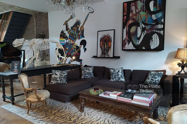 Atypical loft with modern atmosphere and stuffed animals