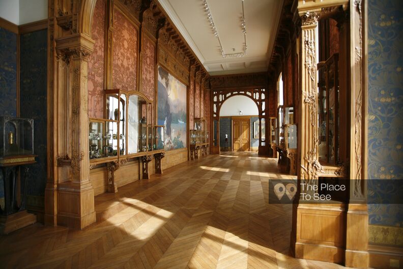 Prestigious salons in the center of Paris