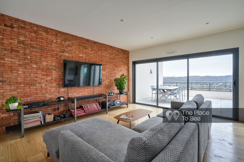 Contemporary house with open view