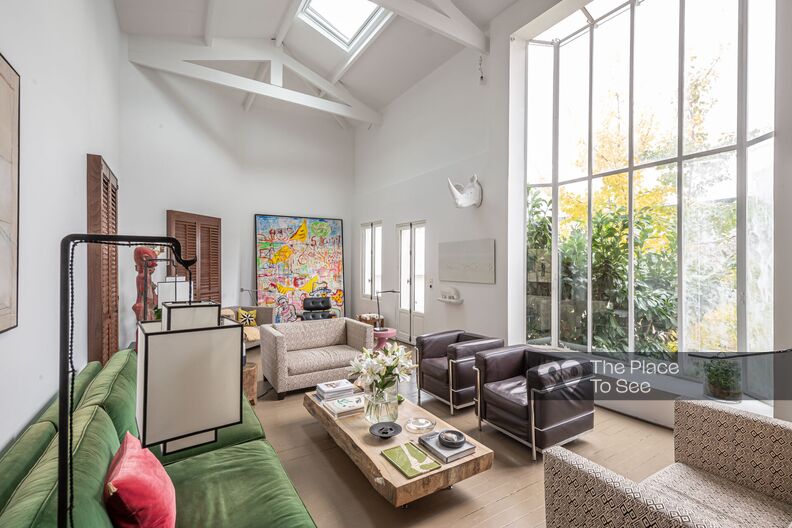 House art studio on courtyard with contemporary decoration