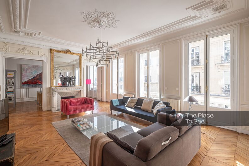 Sleek Haussmannian apartment with moldings