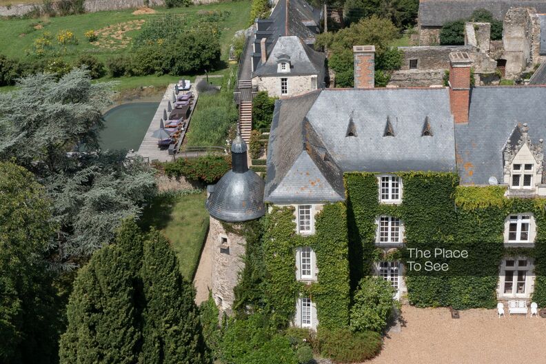 Château du Moyen Âge et jardin à la française