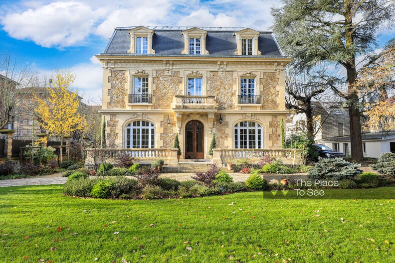 Beautiful classic house with contemporary decoration