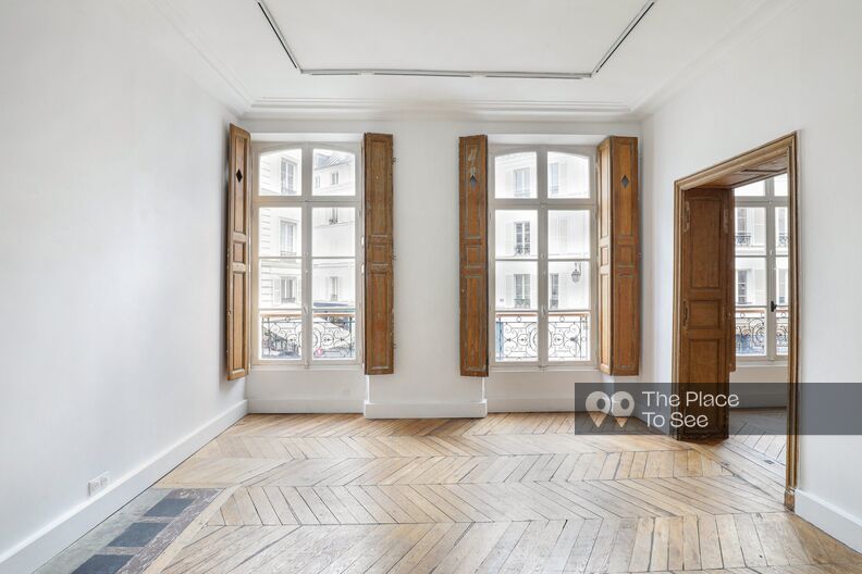 Salon avec éclairage naturel et parquet en bois
