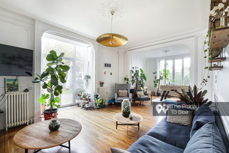 Duplex like a house with moldings, parquet floors and large garden