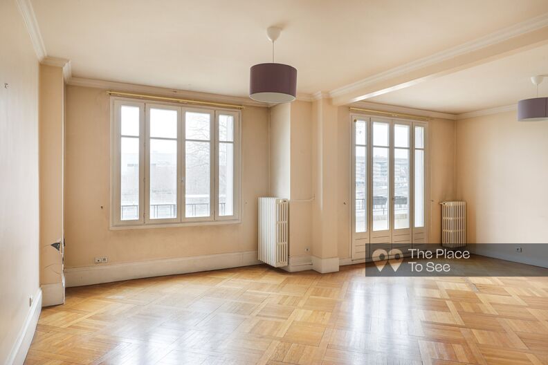 Empty apartment in a 1930s residence with a view of the Seine