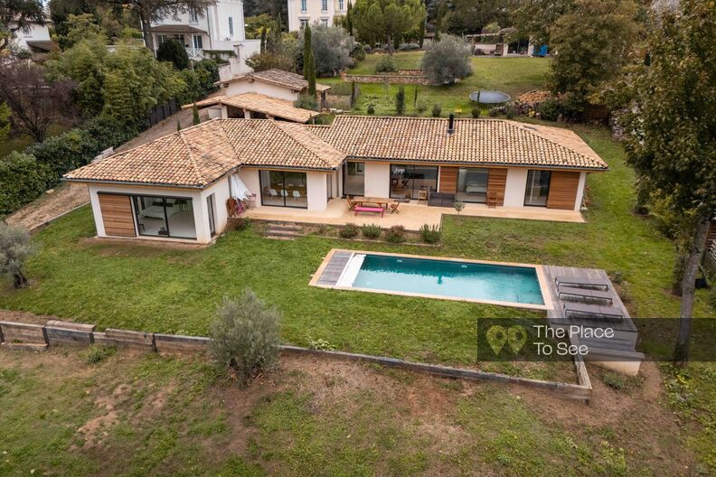 Modern single storey house with swimming pool