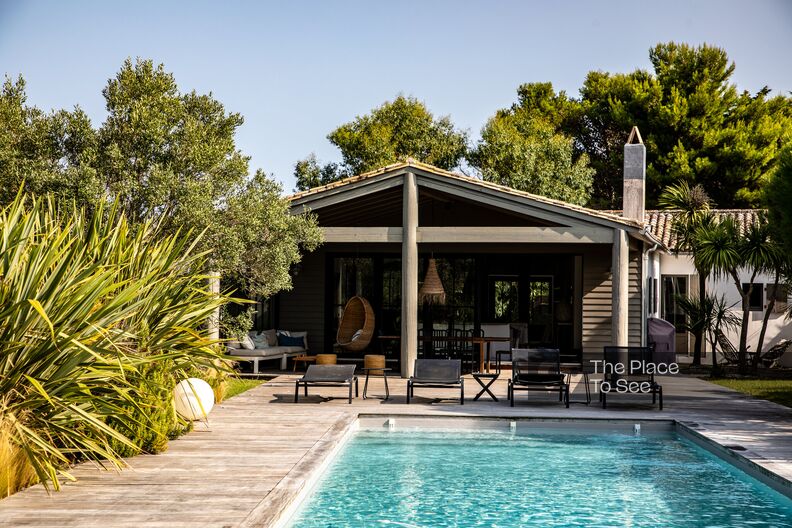 Seaside holiday home with swimming pool